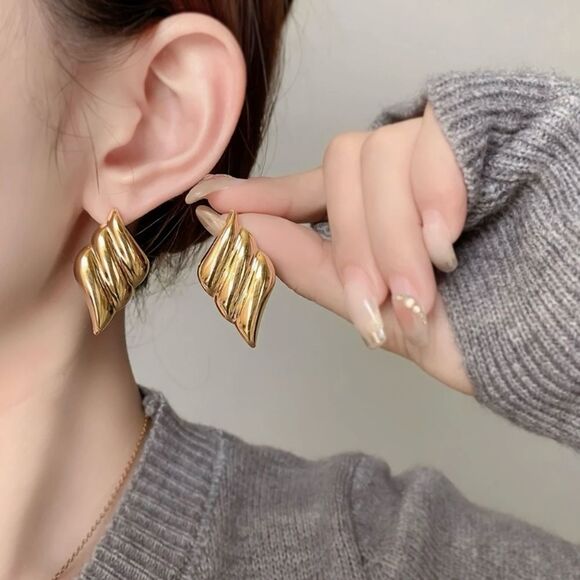 Elegant Gold Wave Earrings - Picture 2 of 2